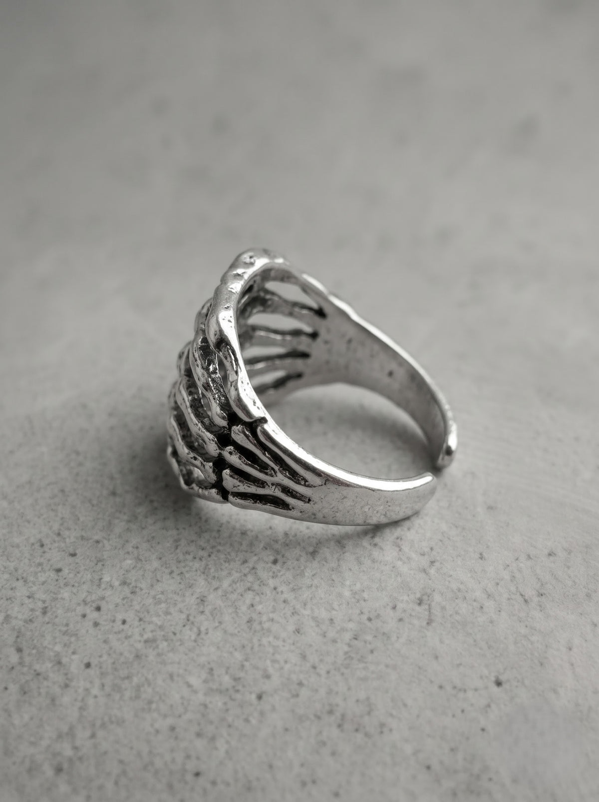 Silver Skeleton Hand Ring – Gothic Bone Claw Edition
