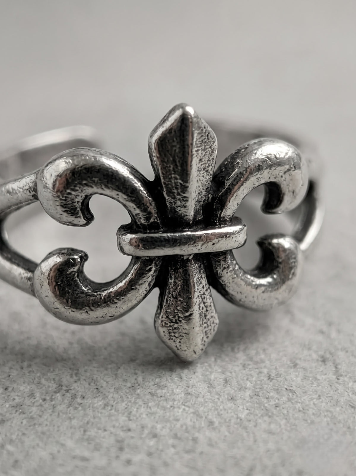 Vintage Silver Fleur-de-Lis Ring – Gothic Heraldic Edition