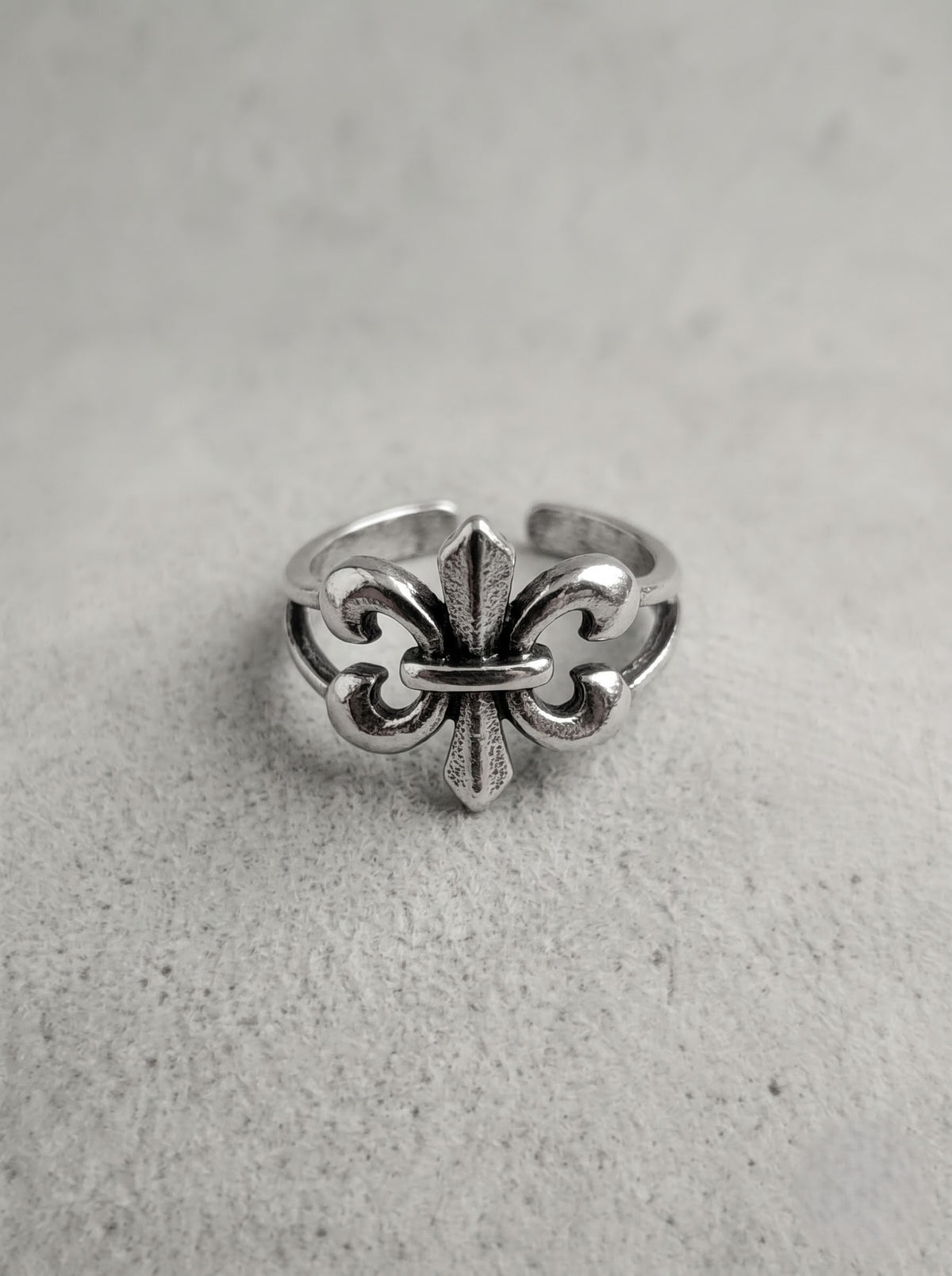 Vintage Silver Fleur-de-Lis Ring – Gothic Heraldic Edition